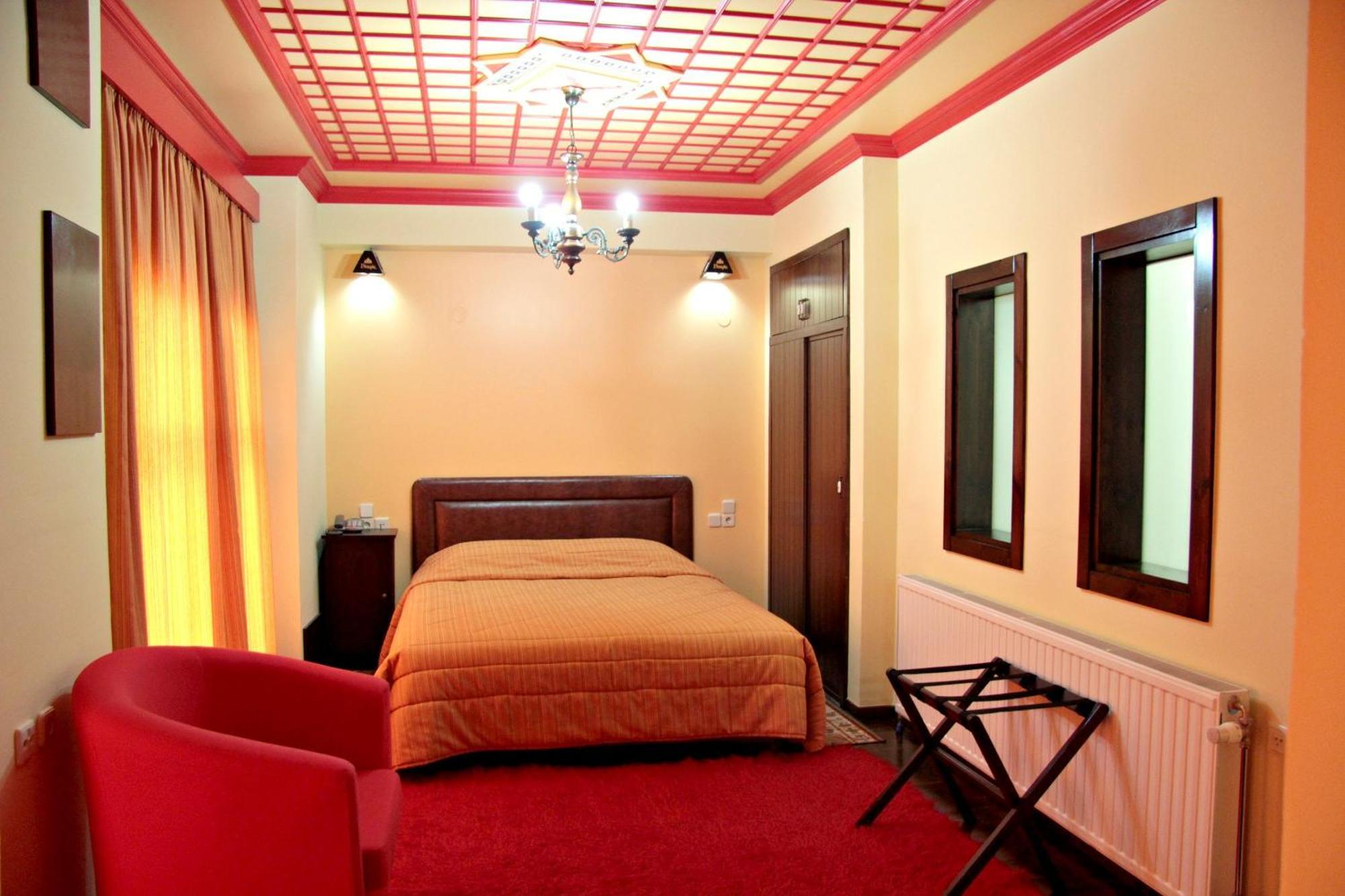 Hotel Taxiarches Aristi Buitenkant foto