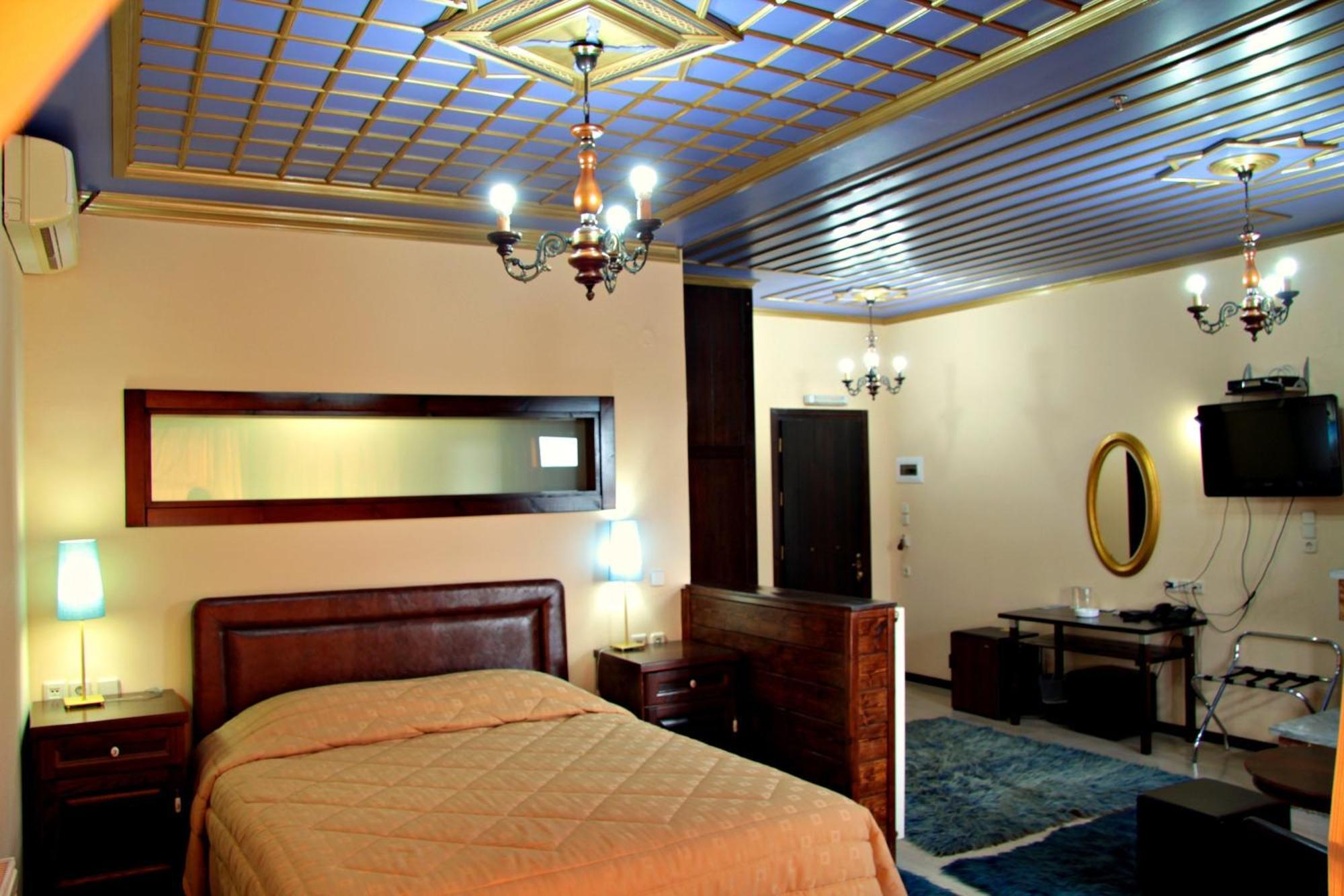 Hotel Taxiarches Aristi Buitenkant foto