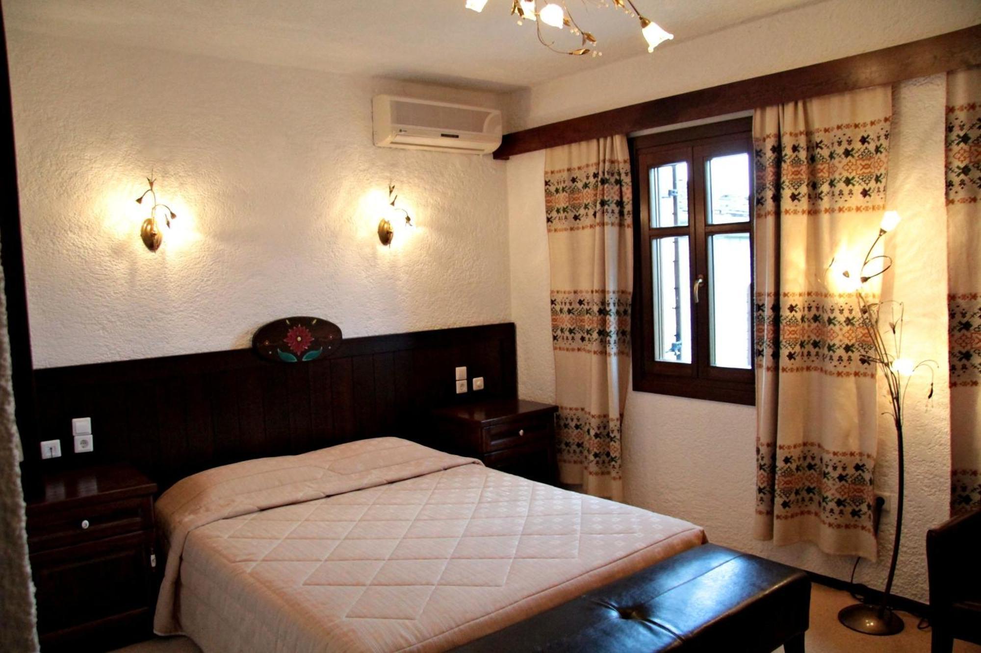 Hotel Taxiarches Aristi Buitenkant foto