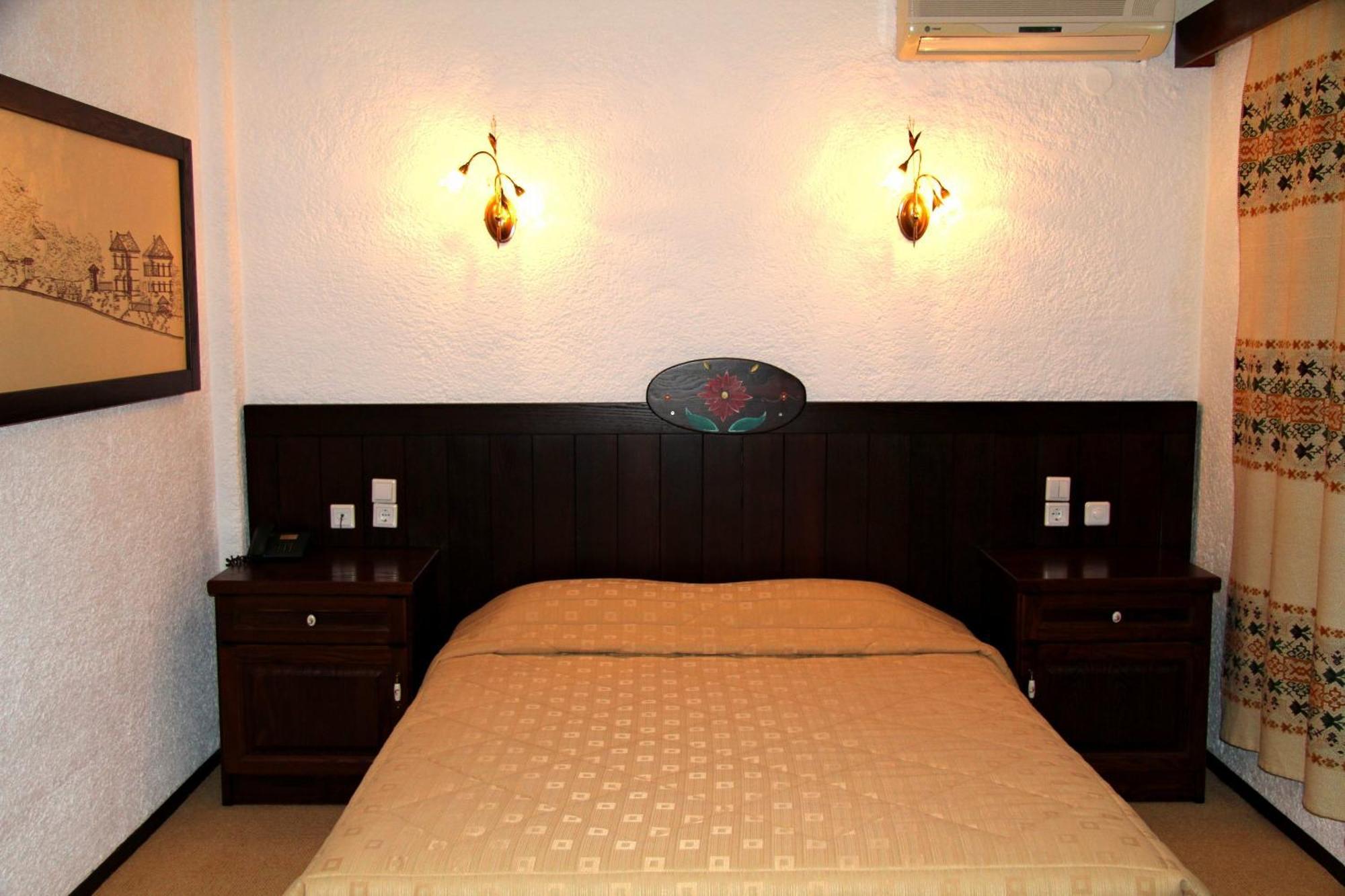 Hotel Taxiarches Aristi Buitenkant foto