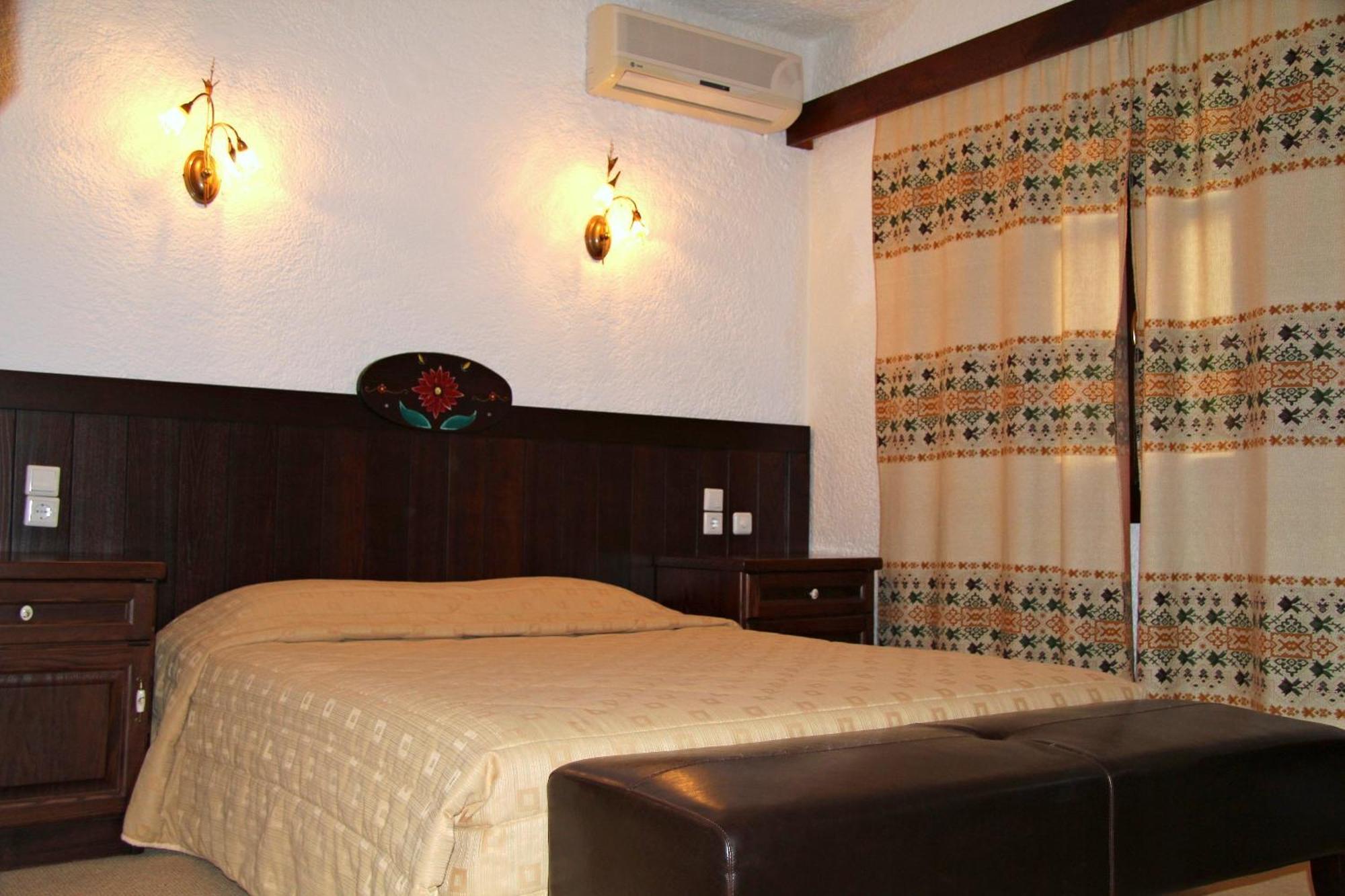 Hotel Taxiarches Aristi Buitenkant foto