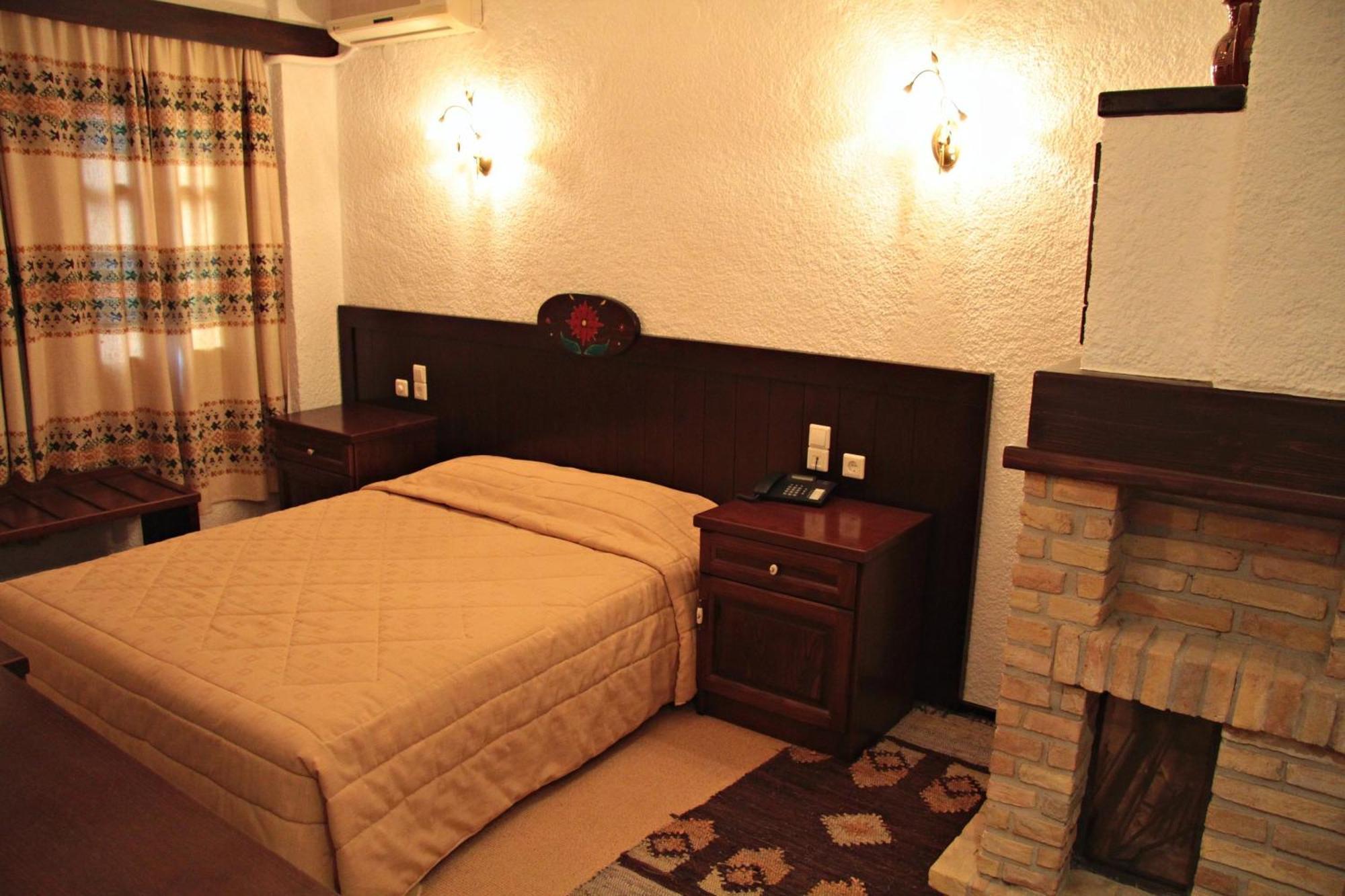 Hotel Taxiarches Aristi Buitenkant foto