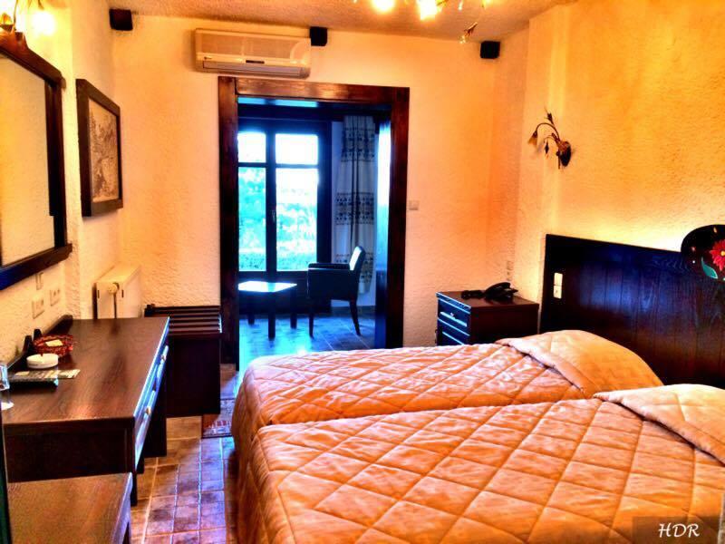 Hotel Taxiarches Aristi Buitenkant foto